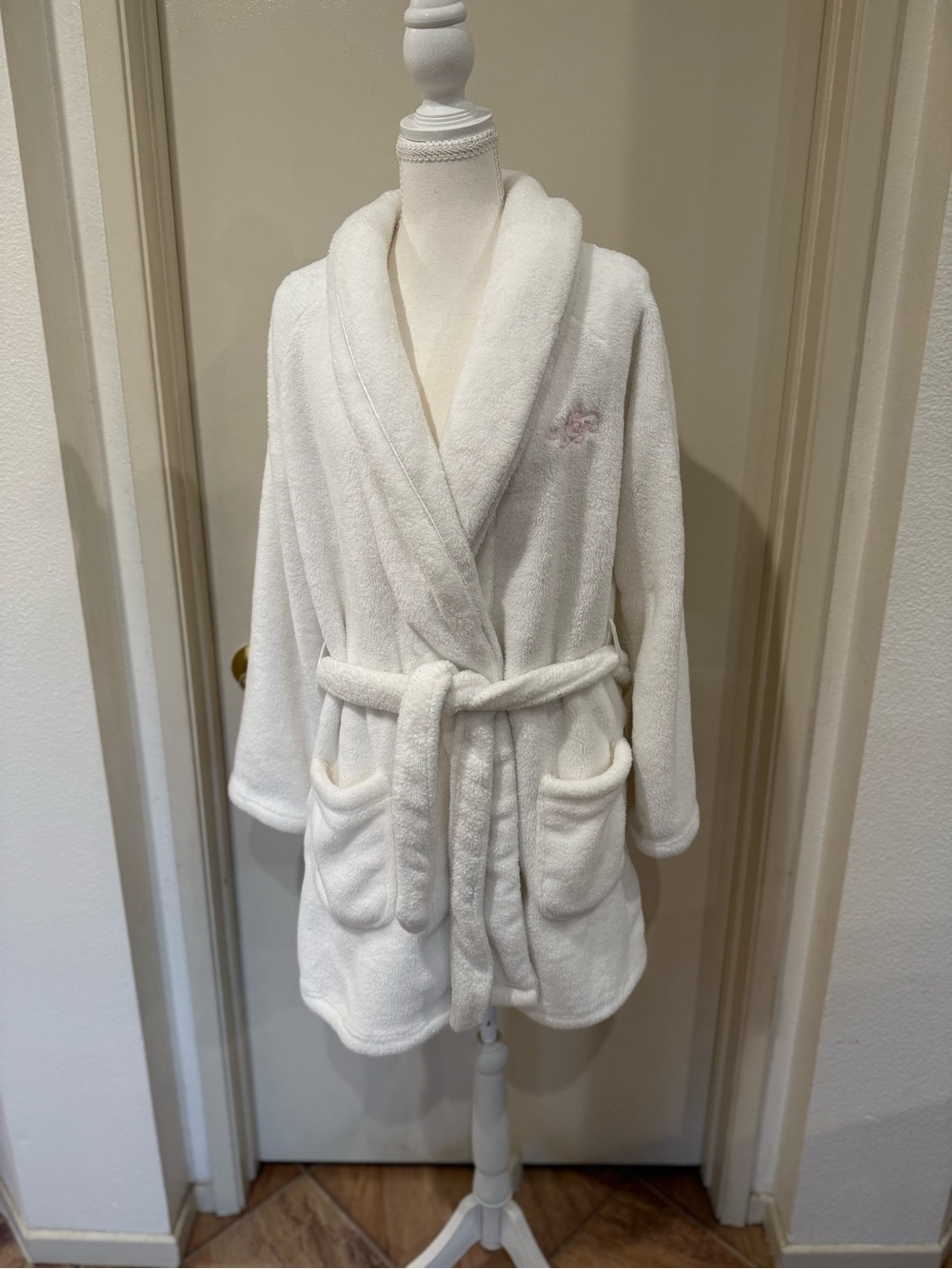 Victoria's Secret Plush White Shawl Collar Robe Embroidered Angel On Front